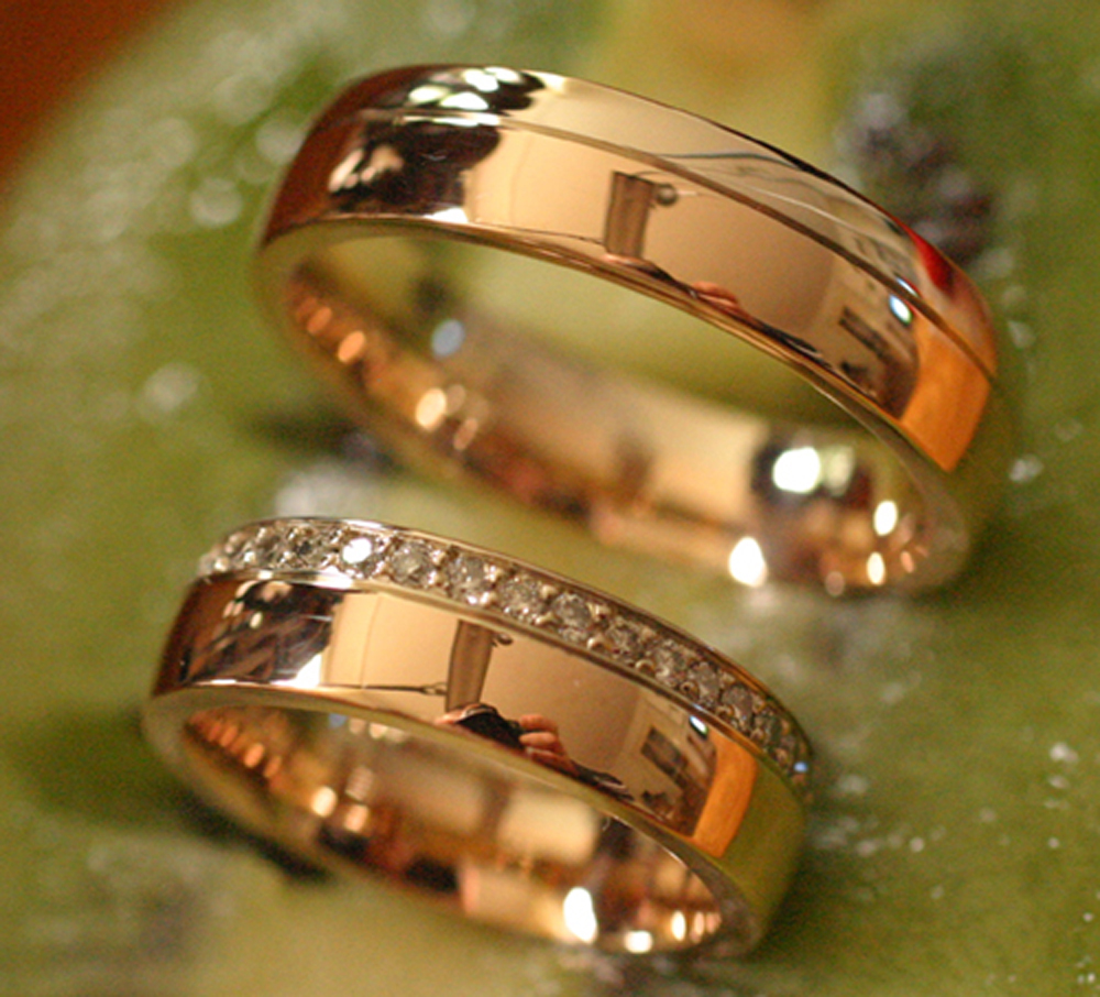 Можно переплавлять обручальные кольца. Свадебные кольца. Кольцо обручальное женское. Широкие обручальные кольца. Свадебные кольца широкие.
